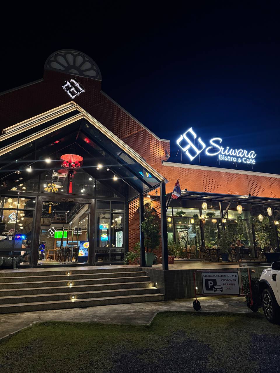 Обзор стильного бистро-ресторана в Чалонге