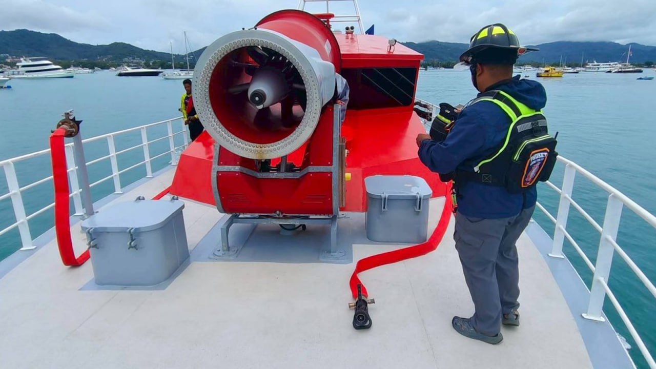 Пожар на катере у побережья Пхукета