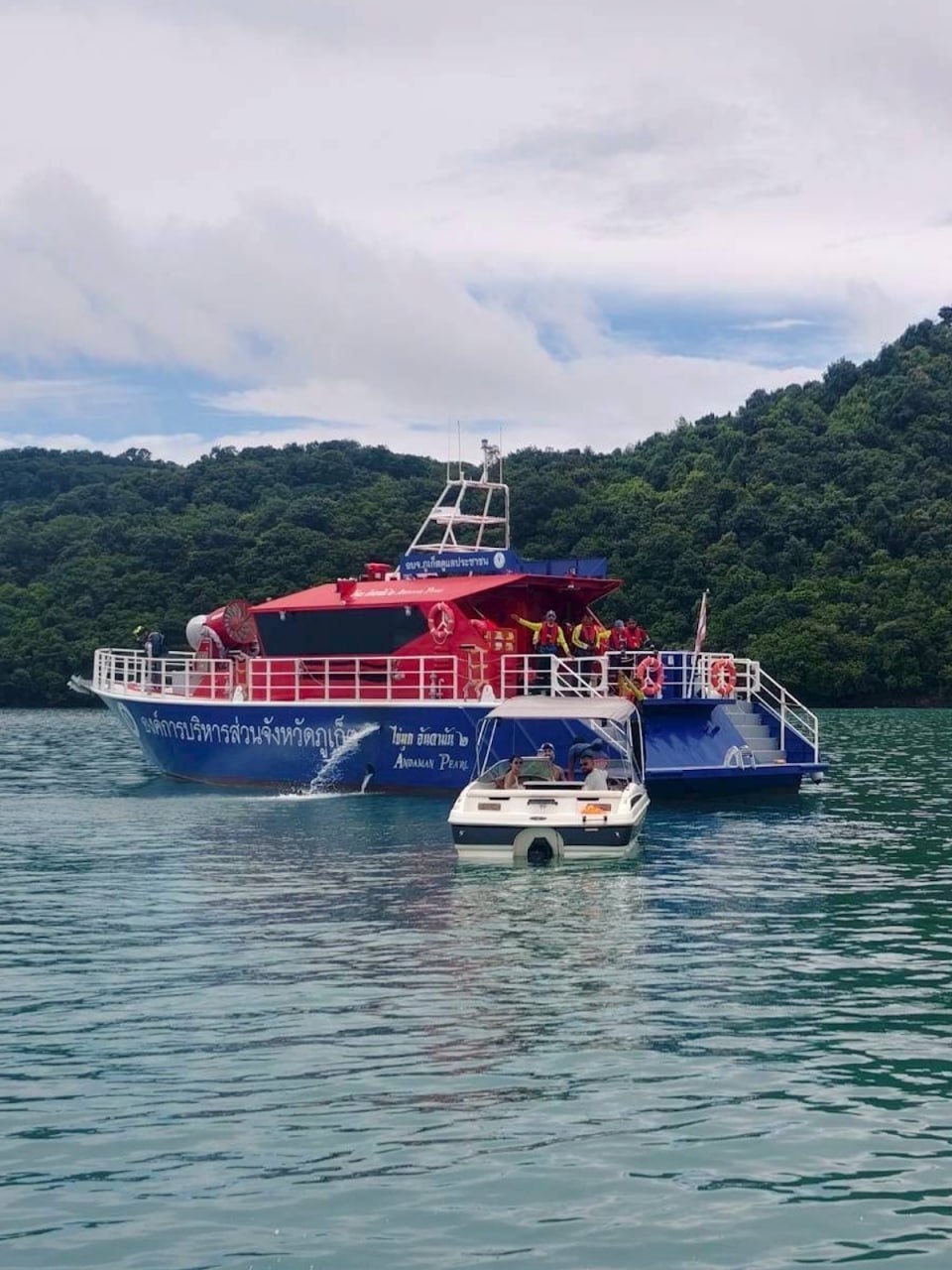 Пожар на катере у побережья Пхукета