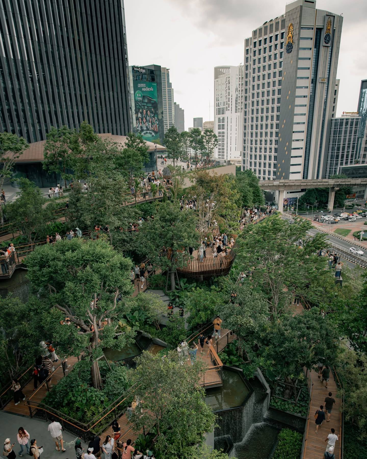 Новый зелёный парк на крыше в Бангкоке