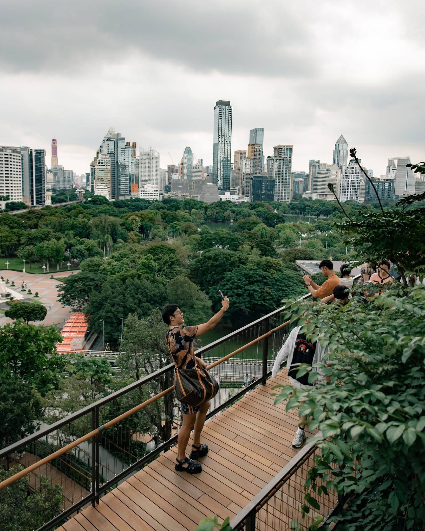 Новый зелёный парк на крыше в Бангкоке