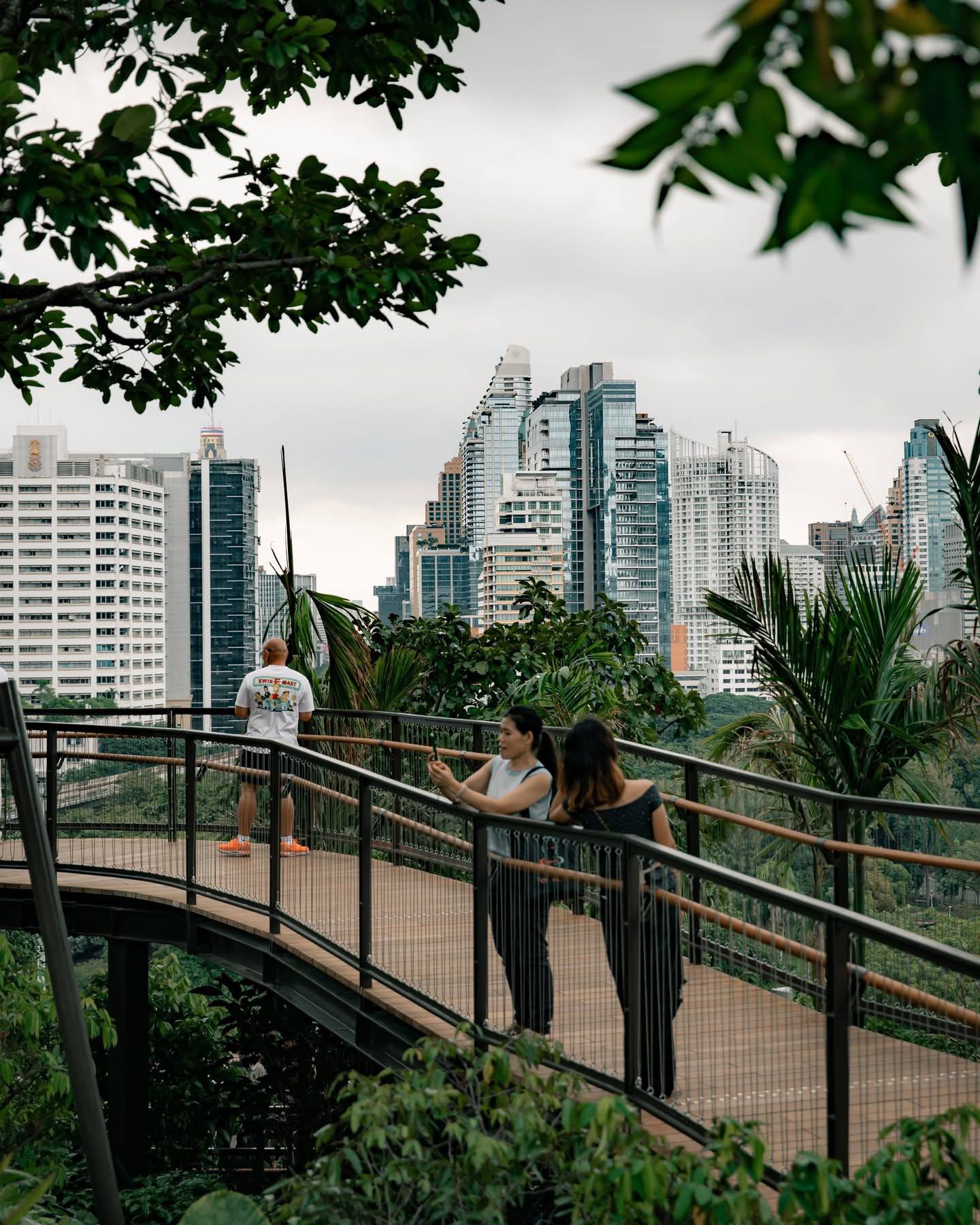 Новый зелёный парк на крыше в Бангкоке