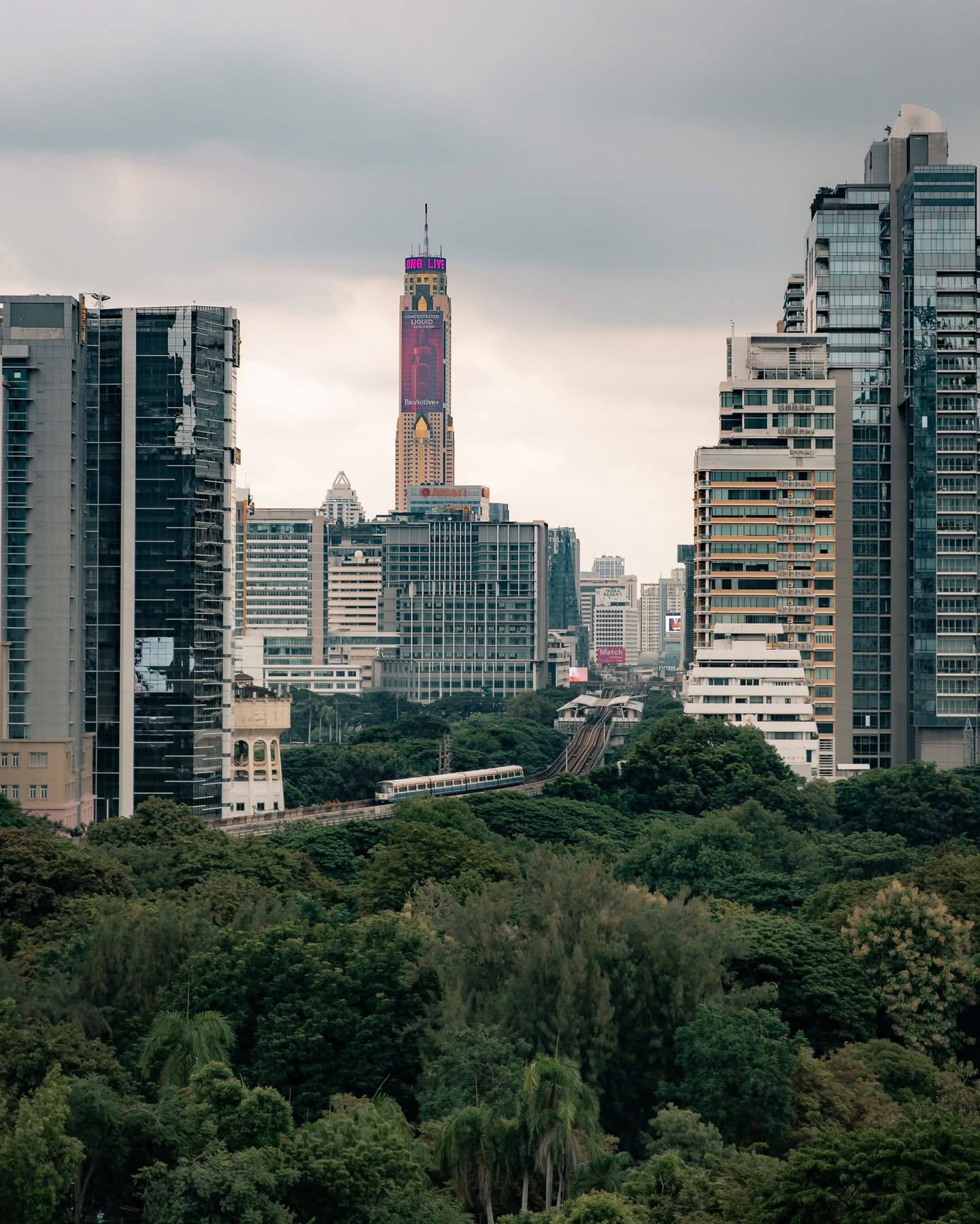 Новый зелёный парк на крыше в Бангкоке