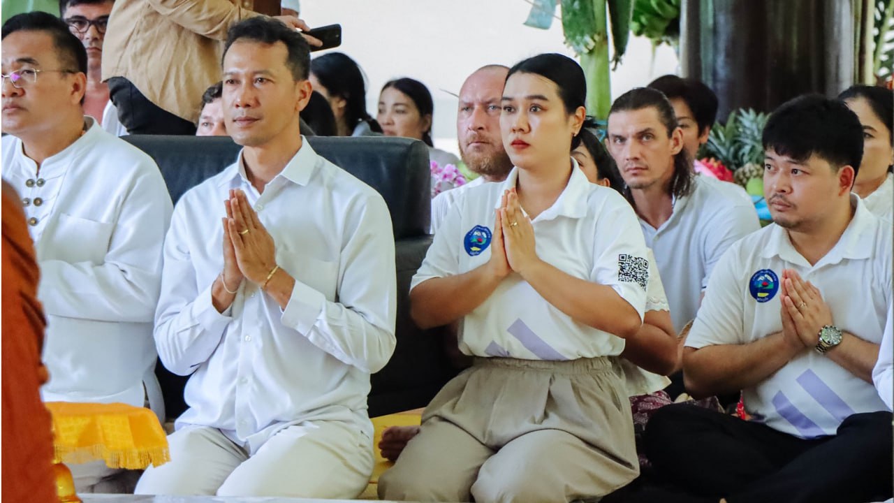 Церемония подношения роб катхин