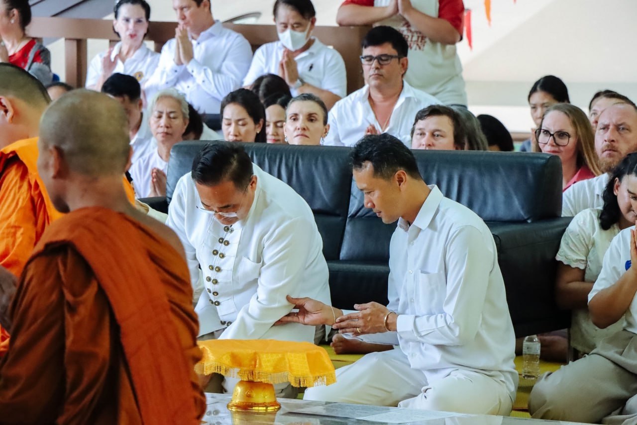 Губернатор Пхукета на церемонии Катхин