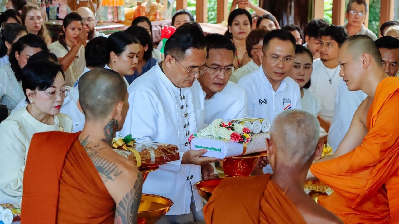 Губернатор Пхукета на церемонии Катхин