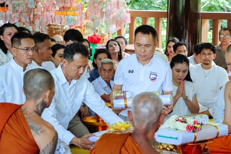 Губернатор Пхукета на церемонии Катхин