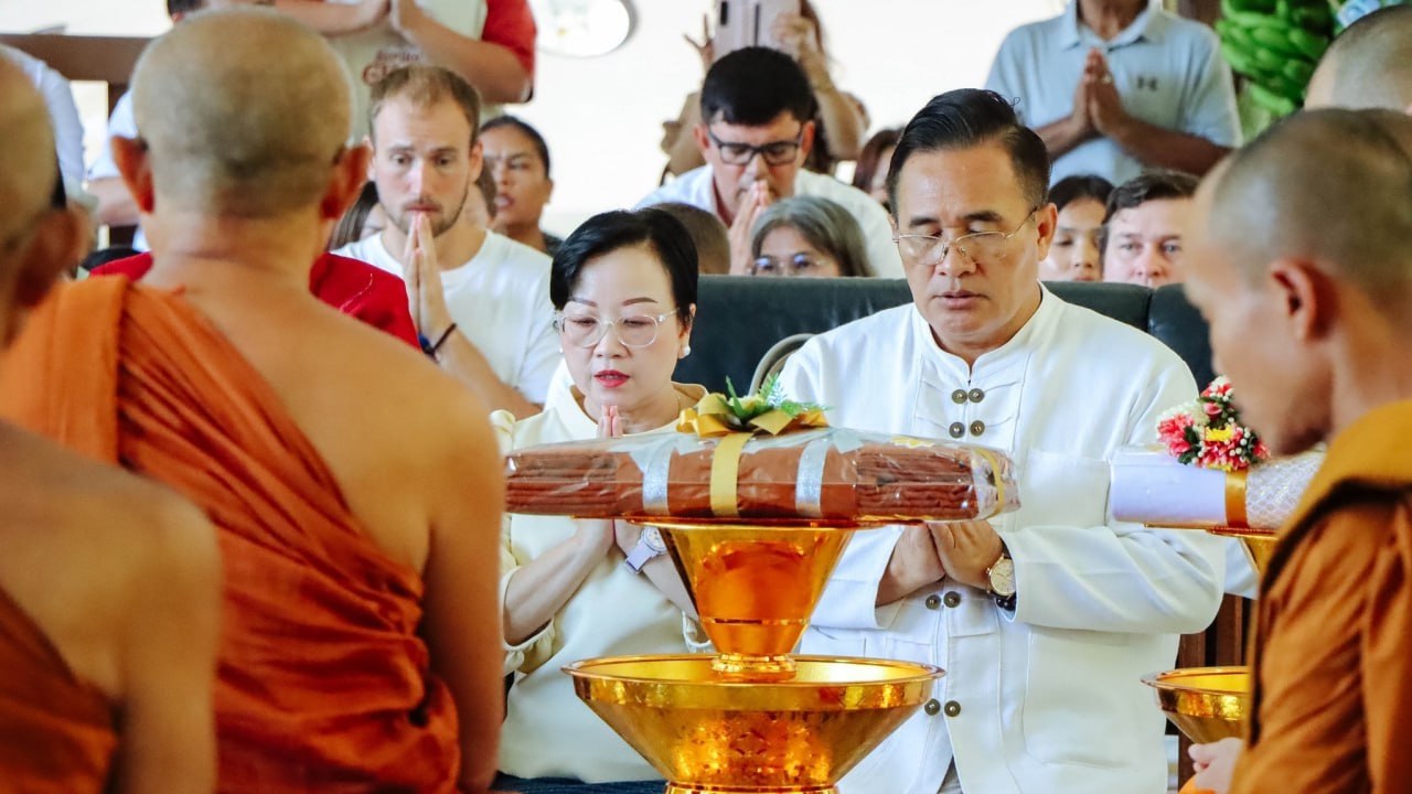 Губернатор Пхукета на церемонии Катхин