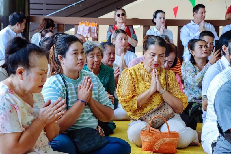 Губернатор Пхукета на церемонии Катхин