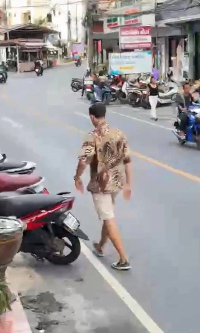 Турист преследует тайскую девушку