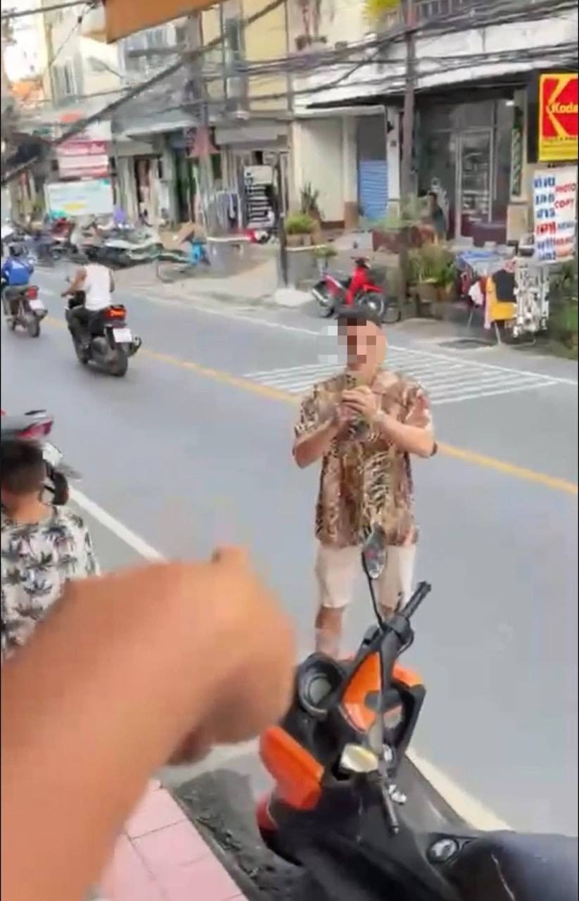 Турист преследует тайскую девушку