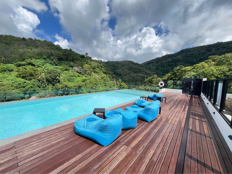 Современная студия с видом на море