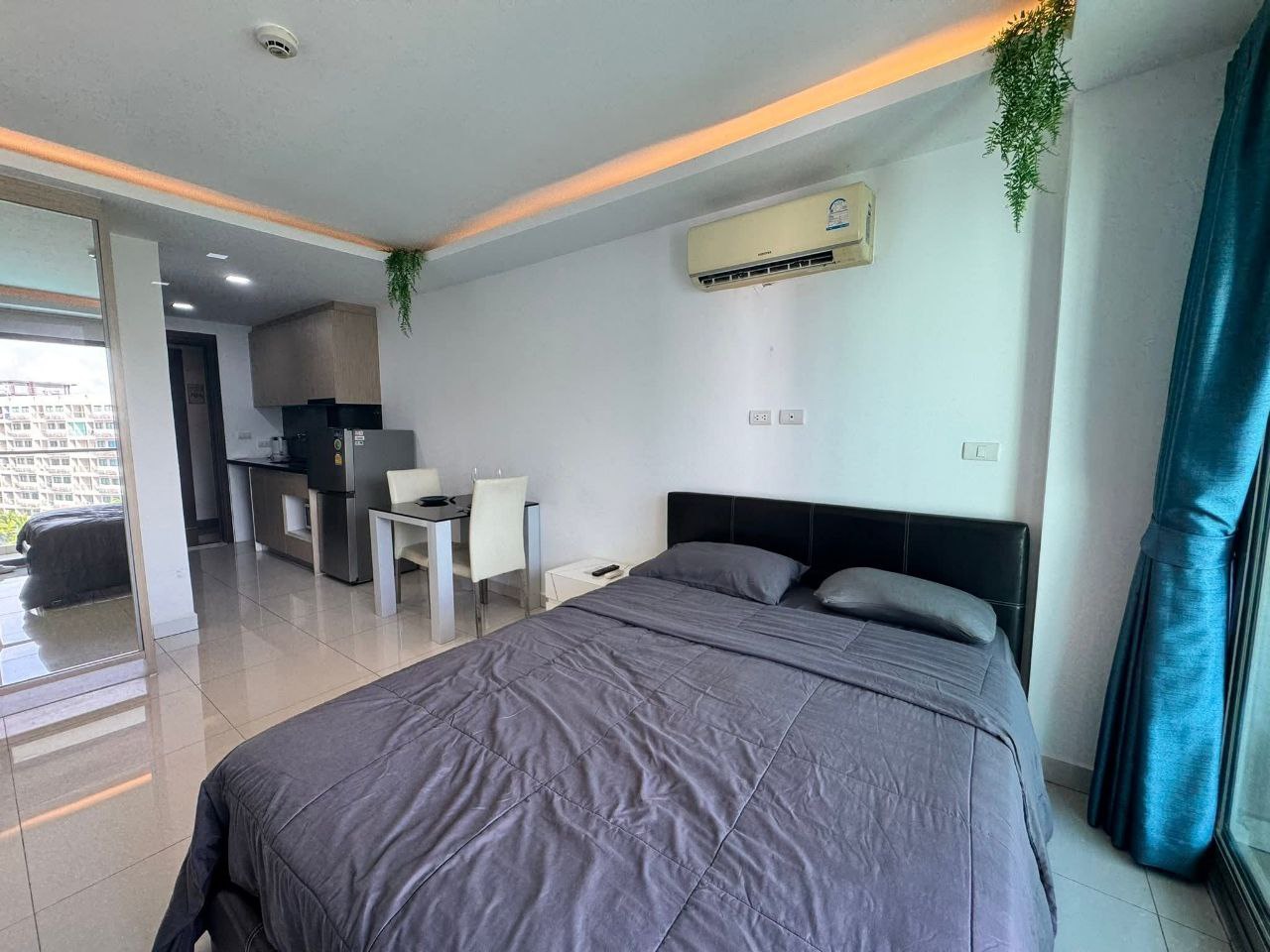 Продажа студии с видом на бассейн