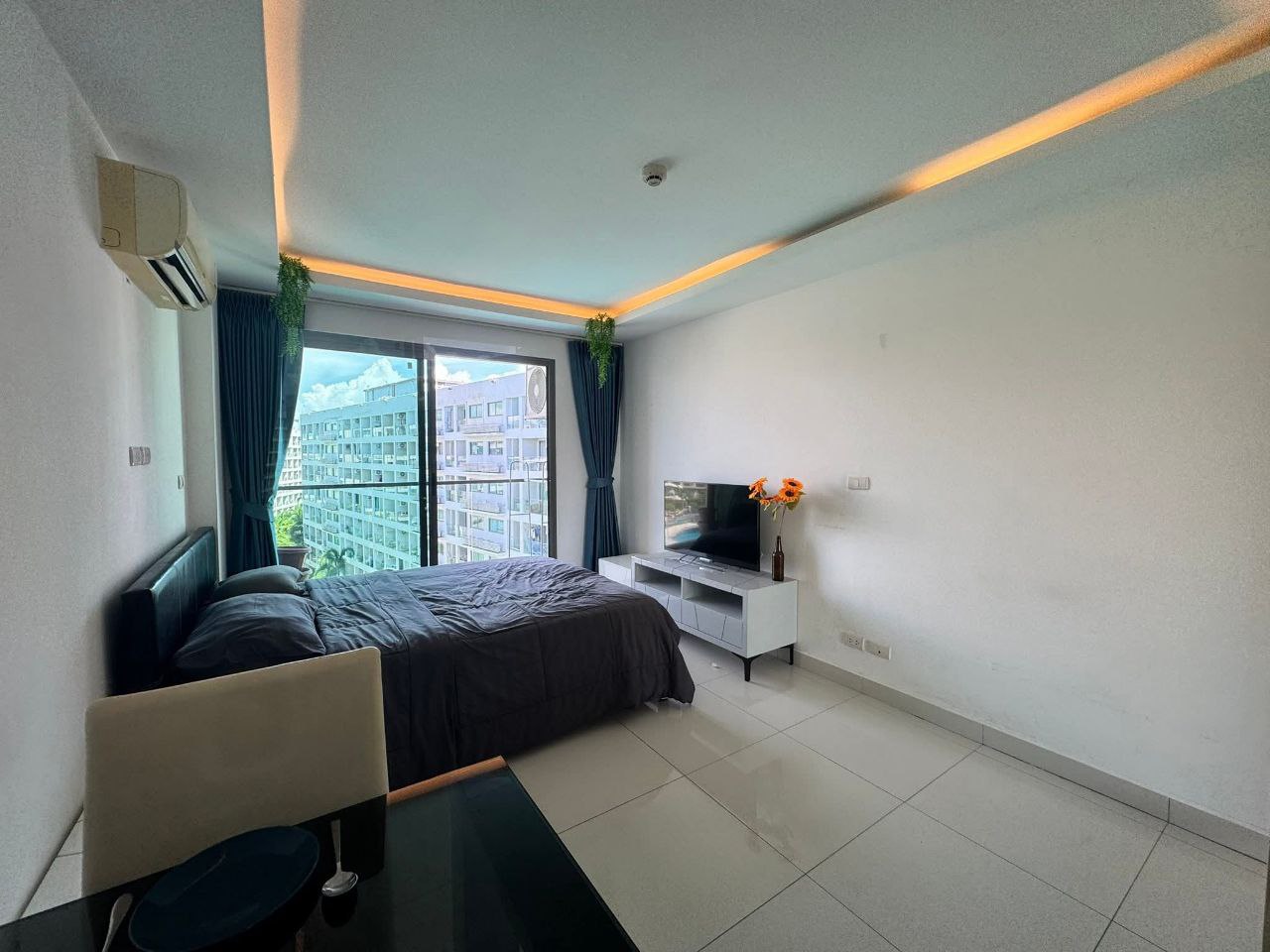 Продажа студии с видом на бассейн