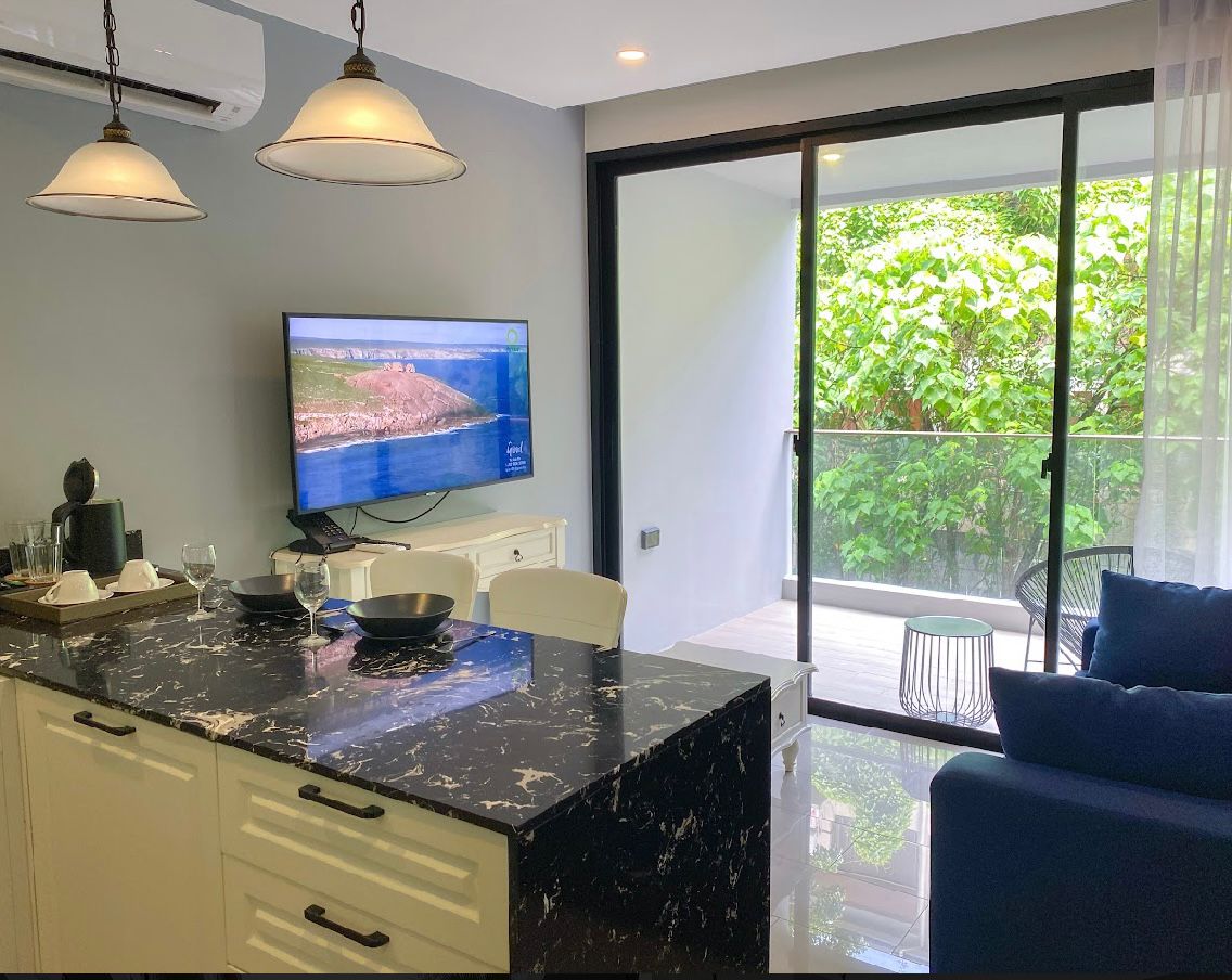 Стильная квартира с видом на бассейн