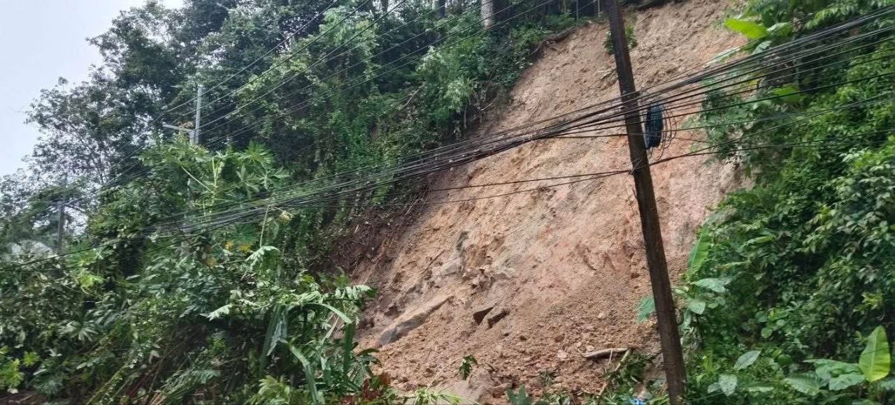 Дорога перекрыта из-за оползня
