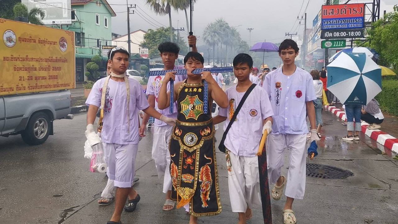 Красочное шествие в Пхукете