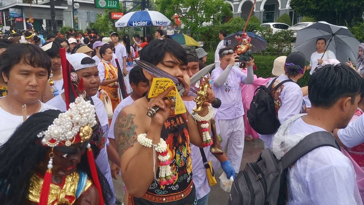 Красочное шествие в Пхукете