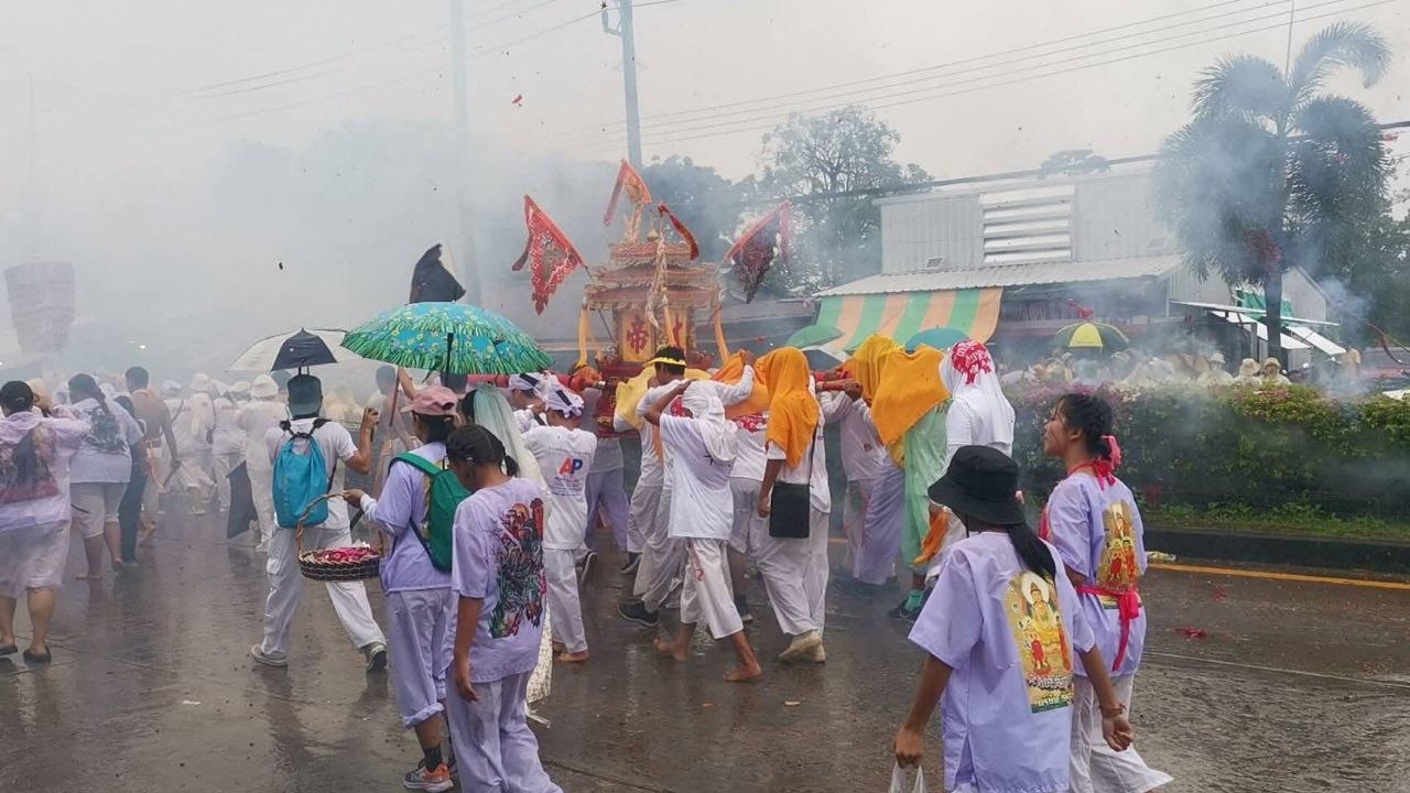 Красочное шествие в Пхукете