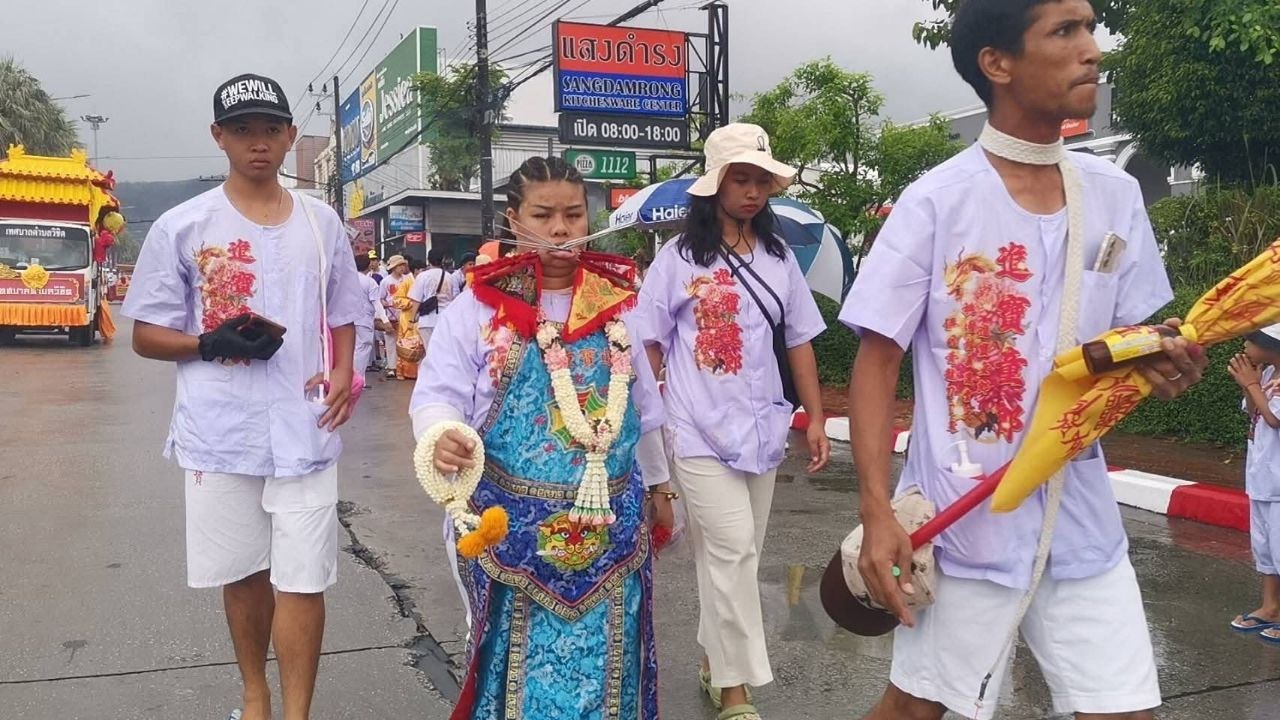 Шествие иу-гэн на фестивале в Пхукете