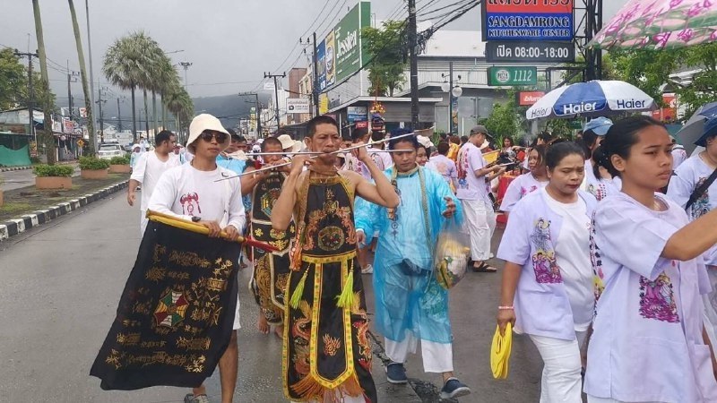 Шествие иу-гэн на фестивале в Пхукете