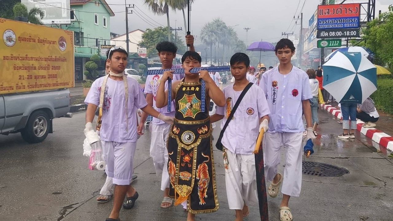 Шествие иу-гэн на фестивале в Пхукете