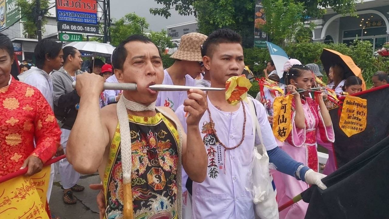 Шествие иу-гэн на фестивале в Пхукете