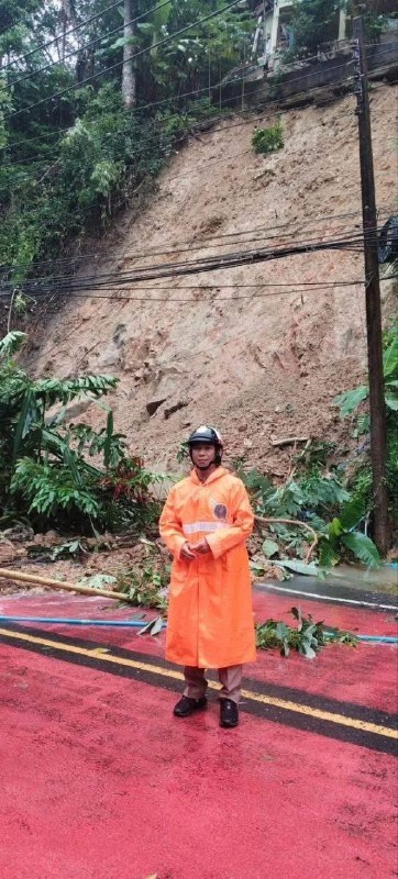 Оползень перекрыл дорогу в Патонге