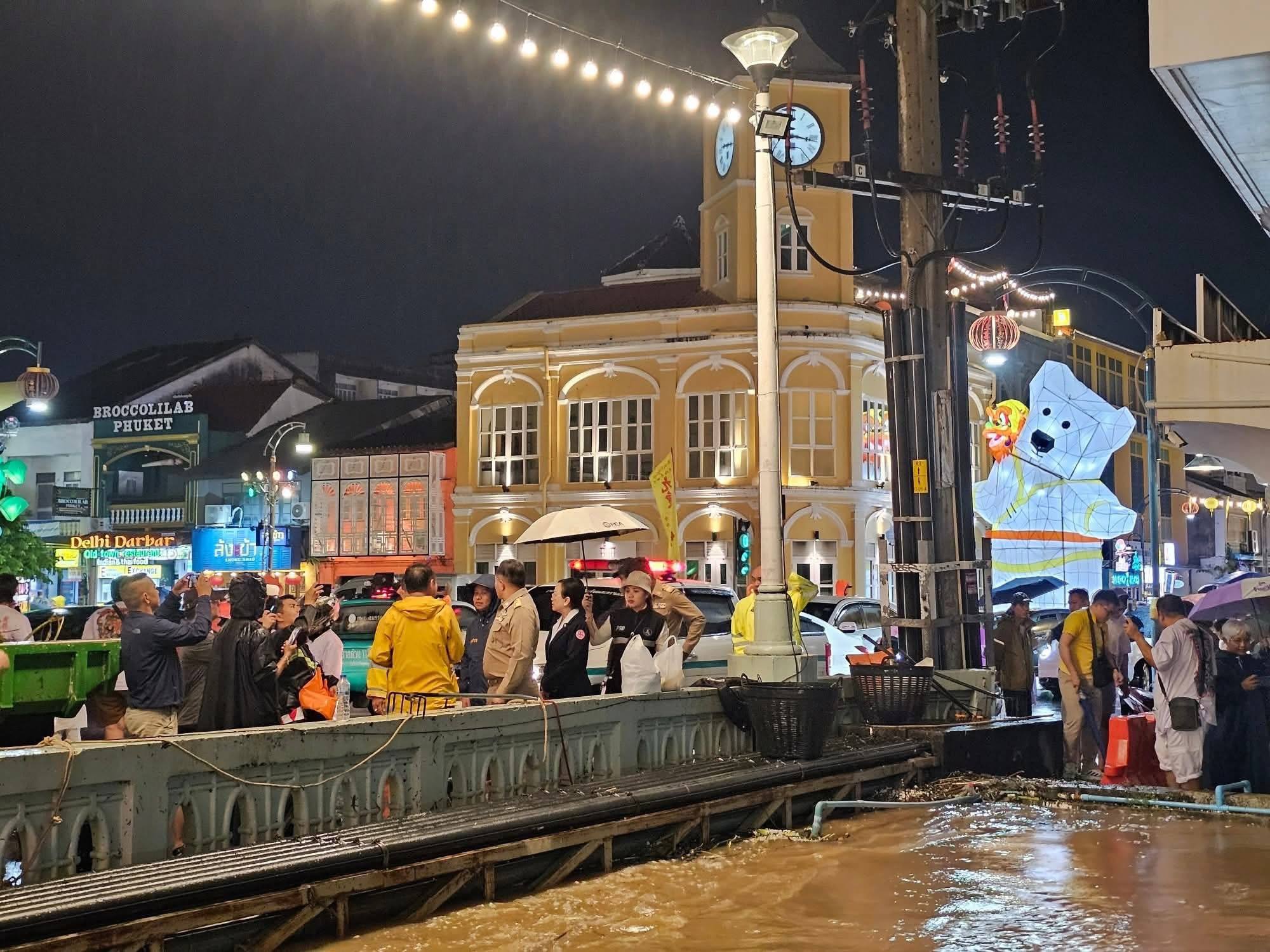 Губернатор Пхукета проверил ситуацию с паводками