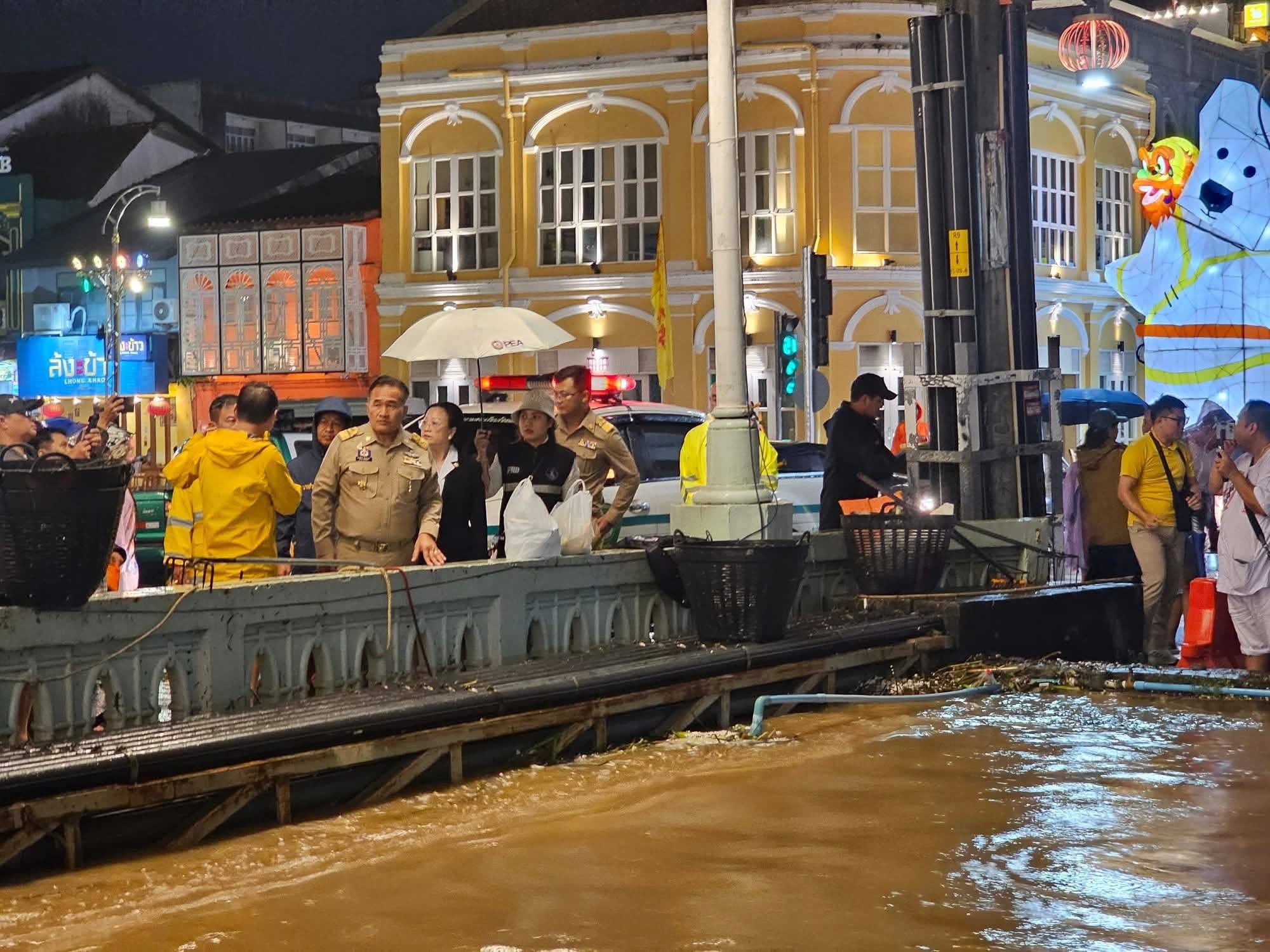 Губернатор Пхукета проверил ситуацию с паводками