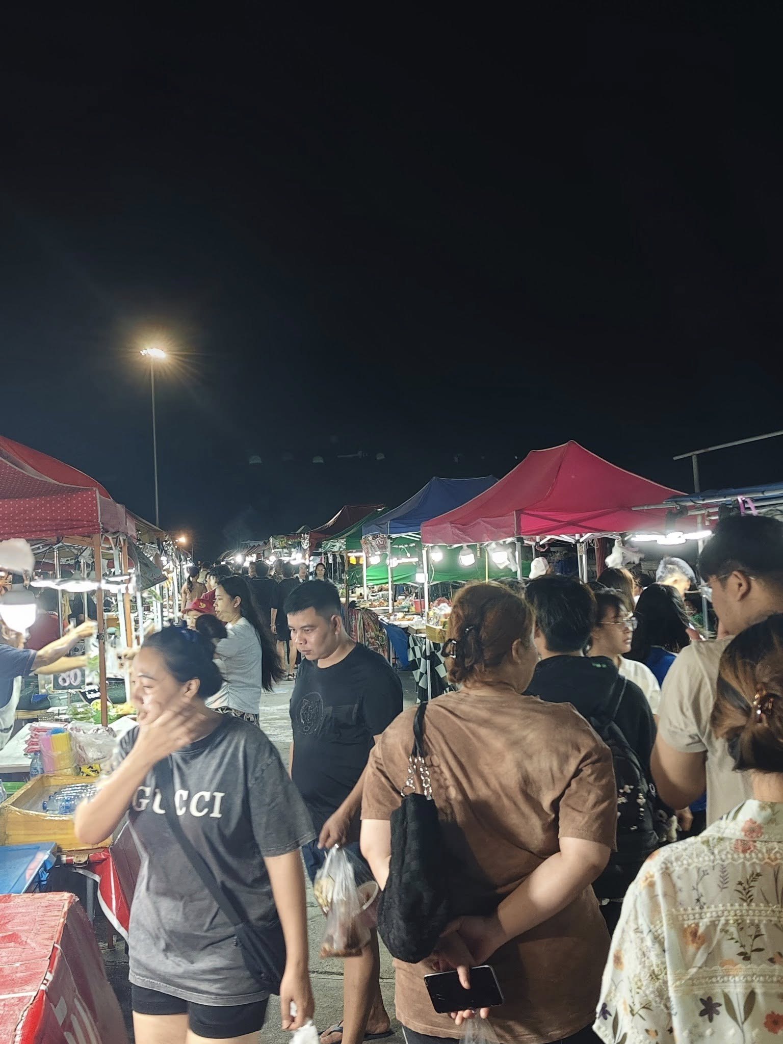 Ночной рынок на побережье Бангсаена