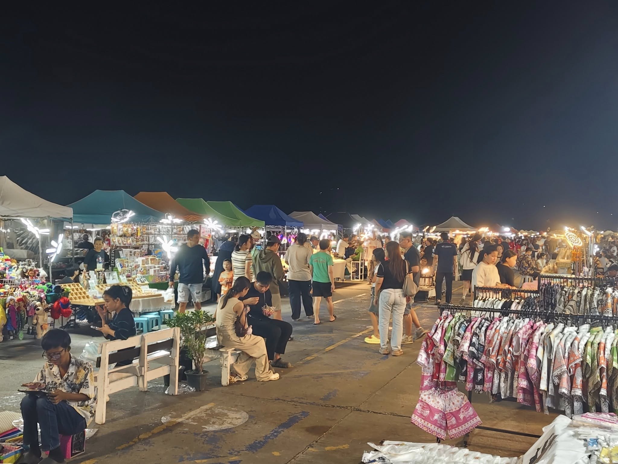 Ночной рынок на побережье Бангсаена