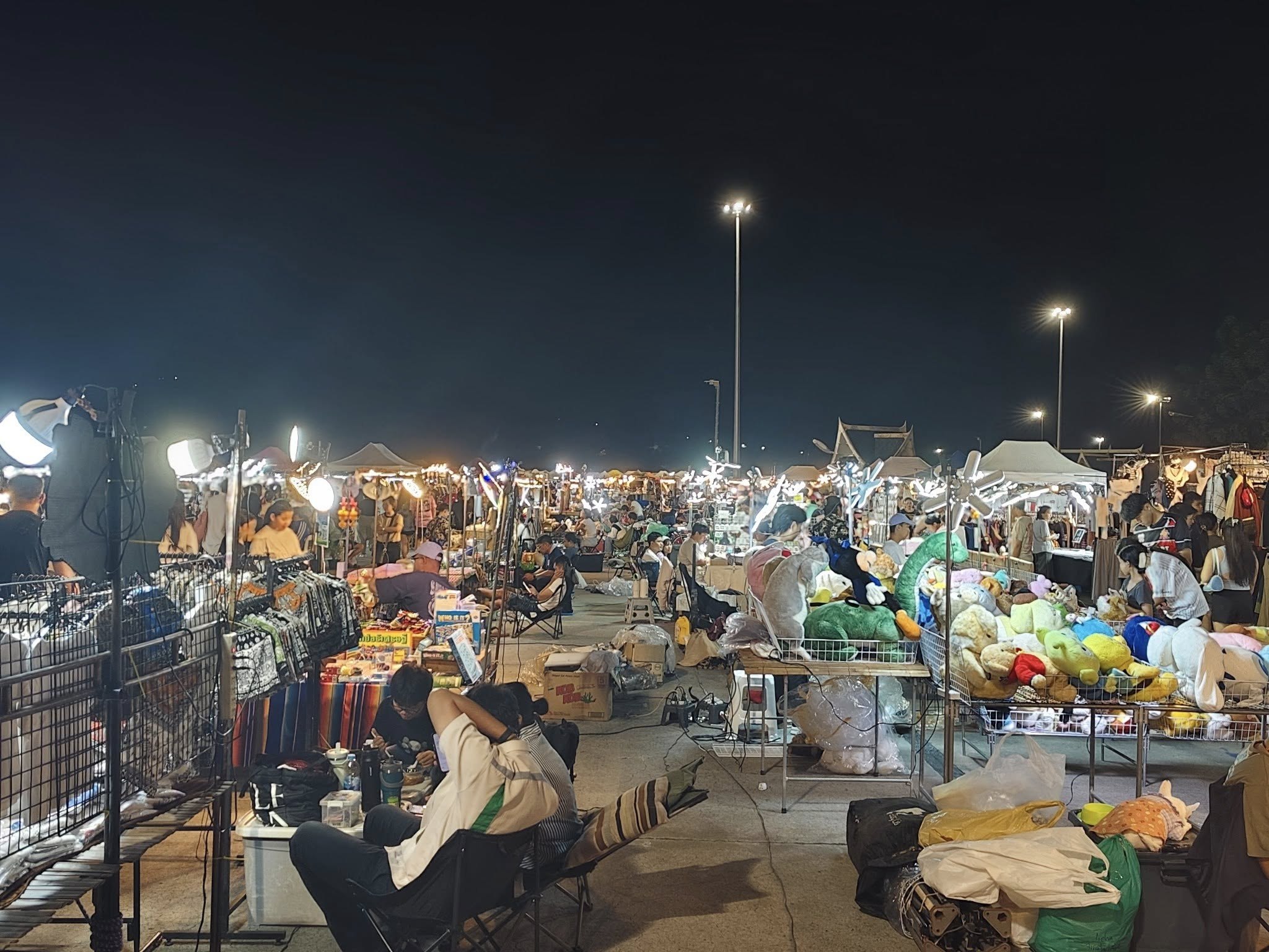 Ночной рынок на побережье Бангсаена