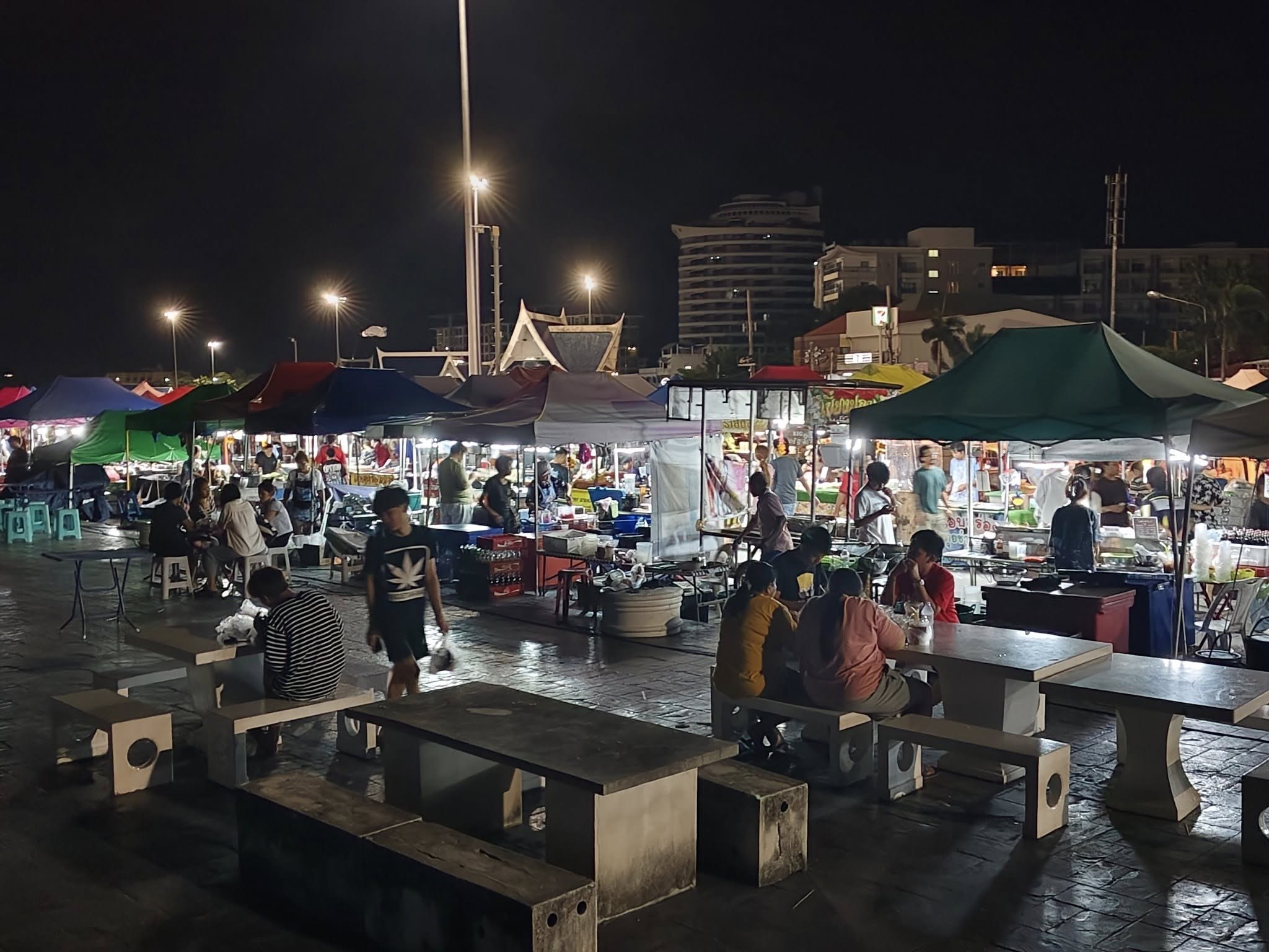 Ночной рынок на побережье Бангсаена