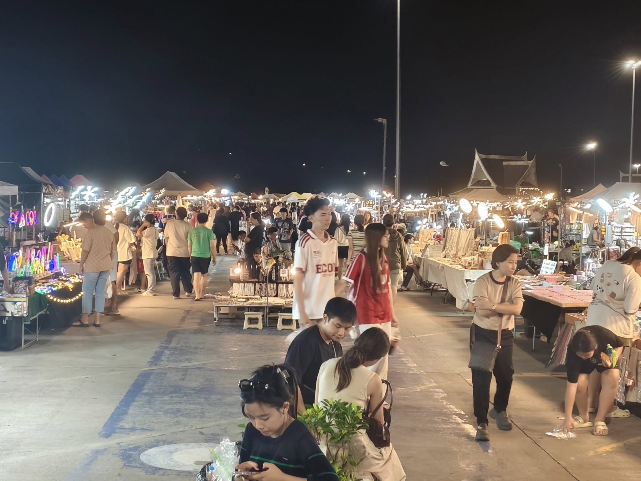 Ночной рынок на побережье Бангсаена