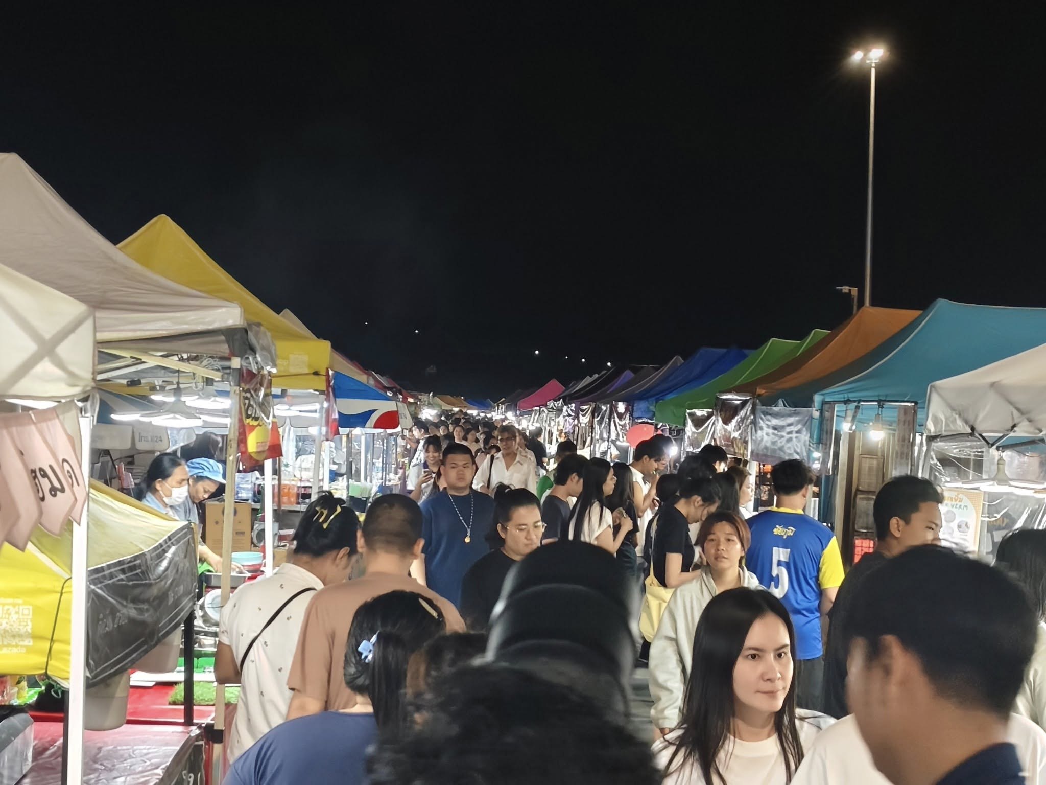 Ночной рынок на побережье Бангсаена