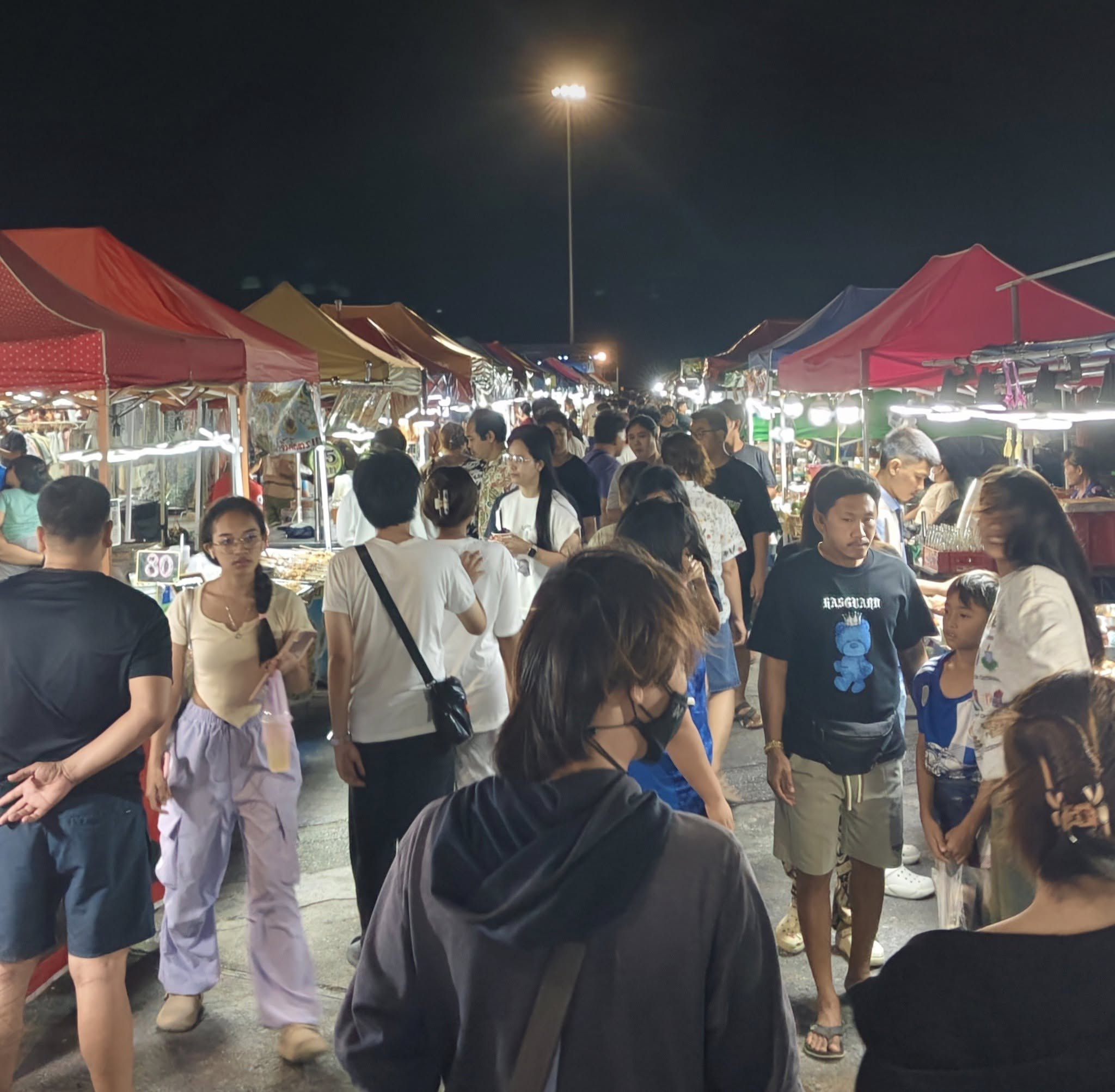 Ночной рынок на побережье Бангсаена