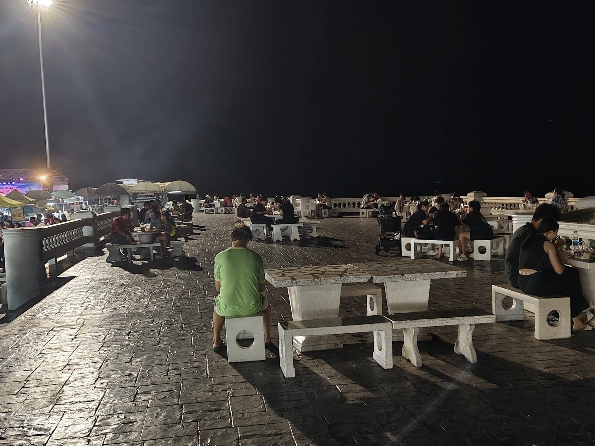 Ночной рынок на побережье Бангсаена