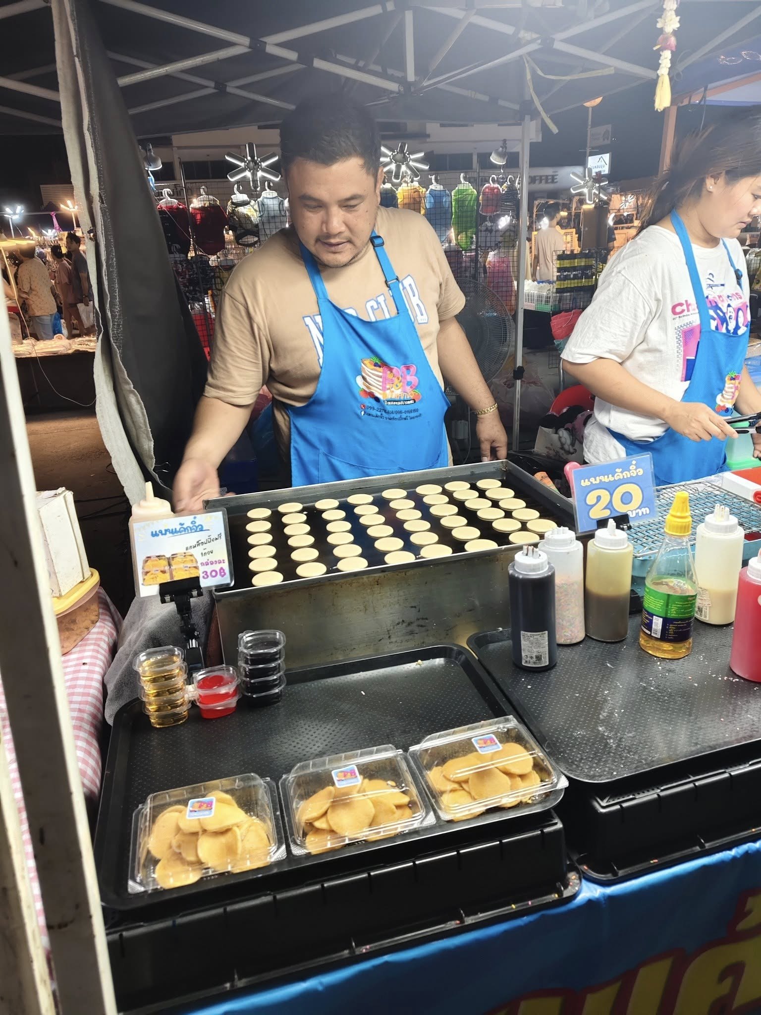 Ночной рынок на побережье Бангсаена