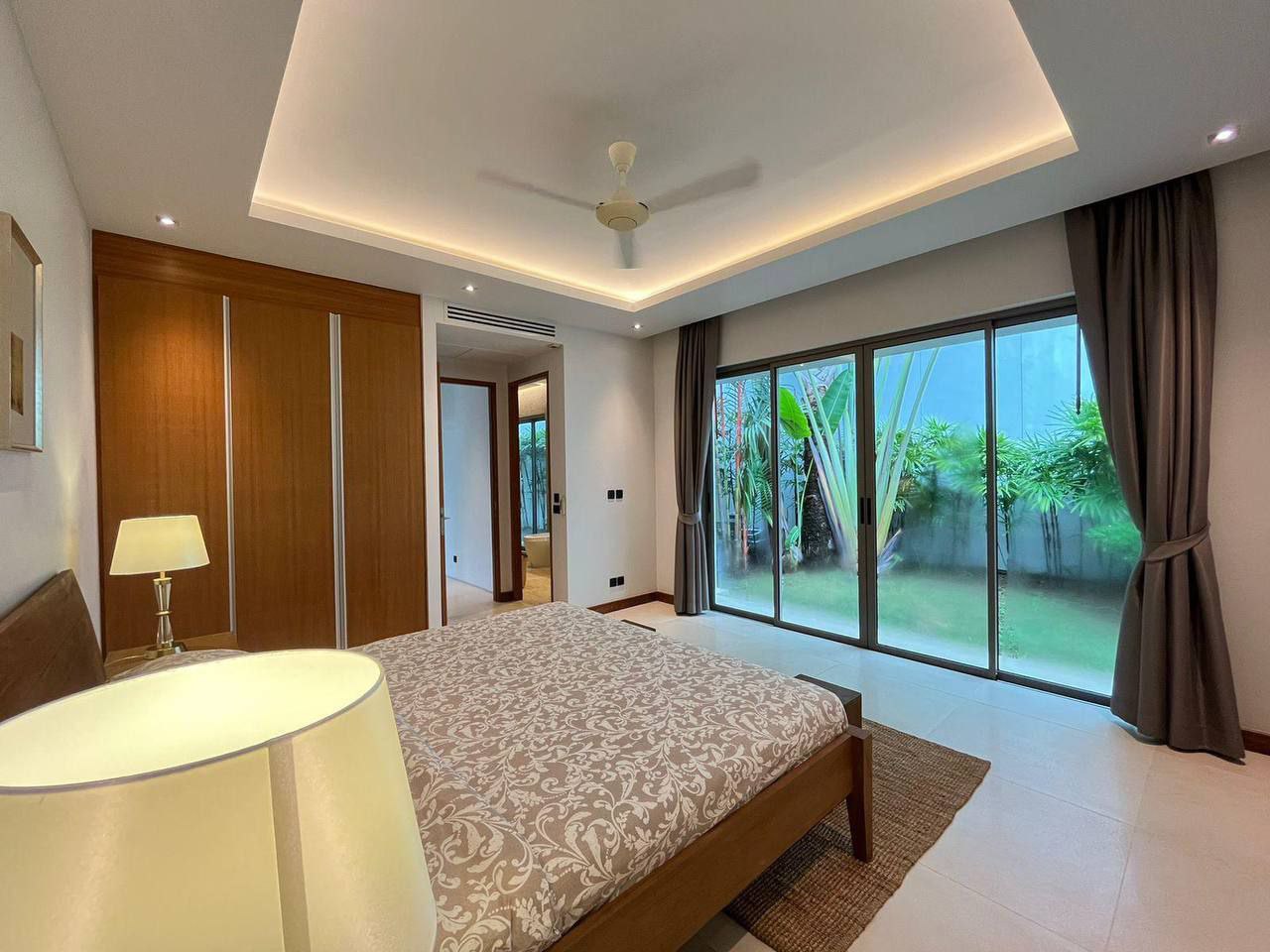 Аренда виллы с бассейном и садом