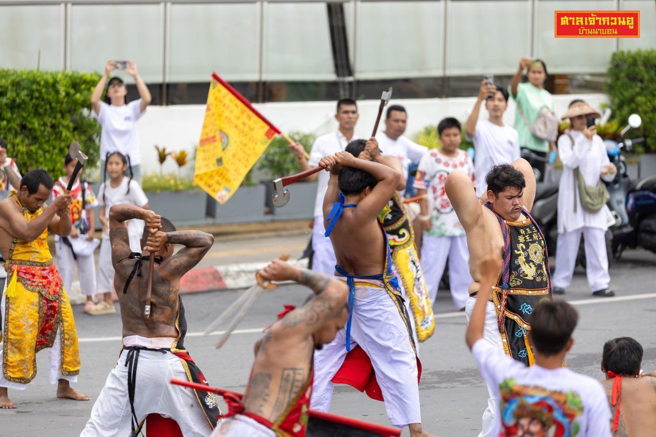 Пробки из-за процессии в Чалонге 28 октября