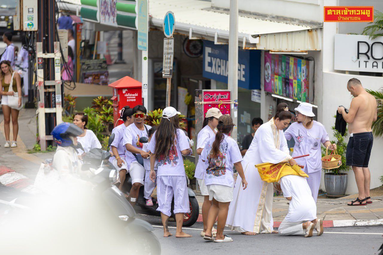 Пробки из-за процессии в Чалонге 28 октября
