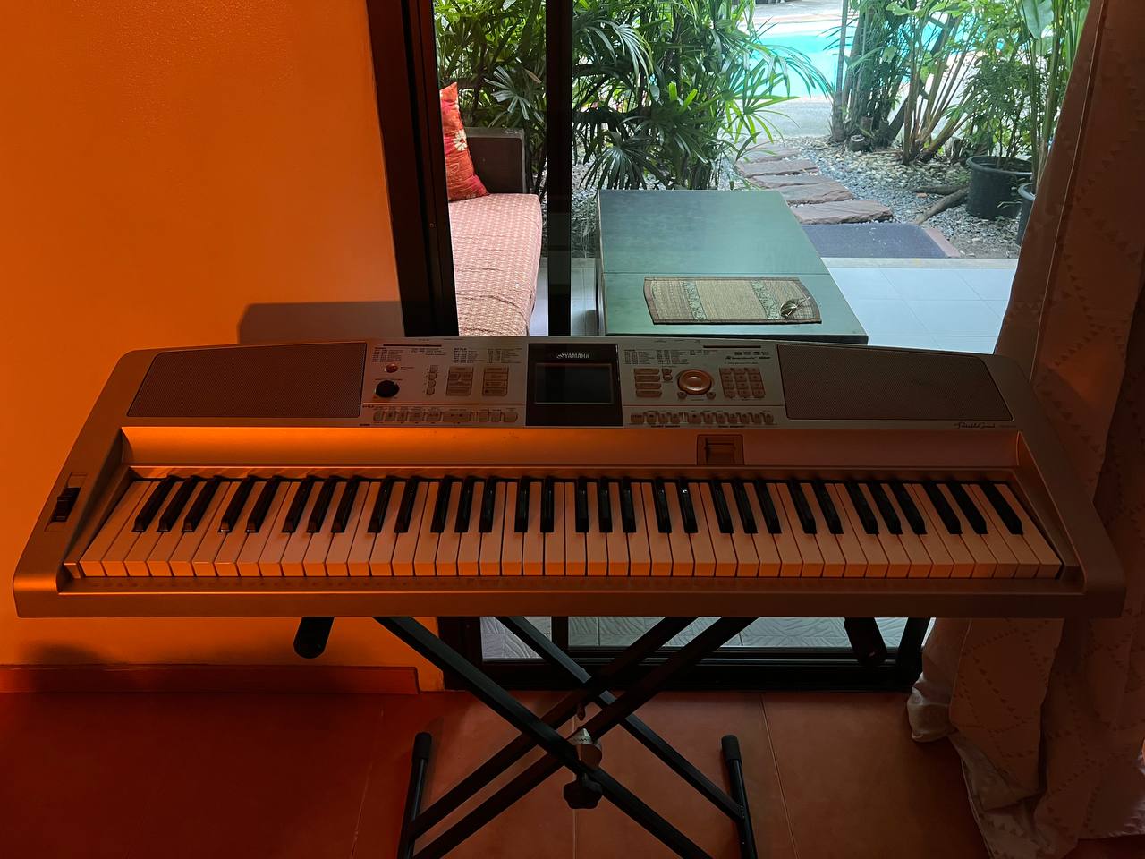 Продажа синтезатора с аксессуарами