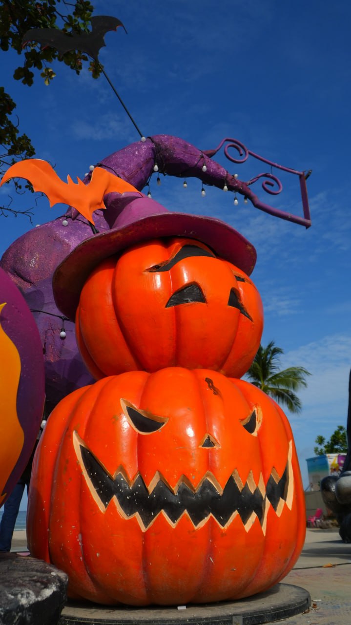 Хеллоуинские декорации в Патонге