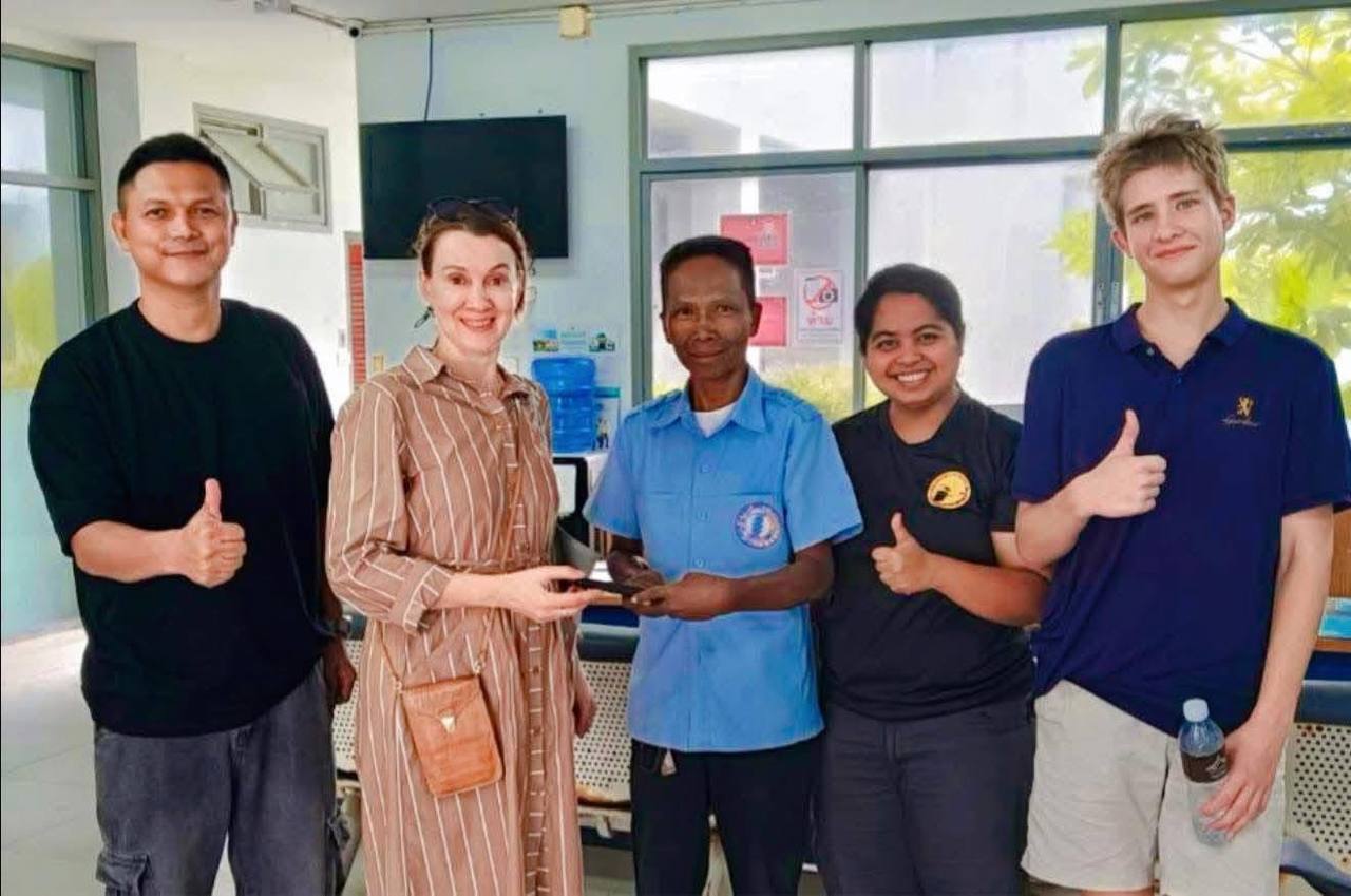 Таксист вернул туристке потерянный телефон