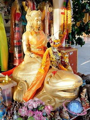 Богиня воды и праздник Лой Кратонг