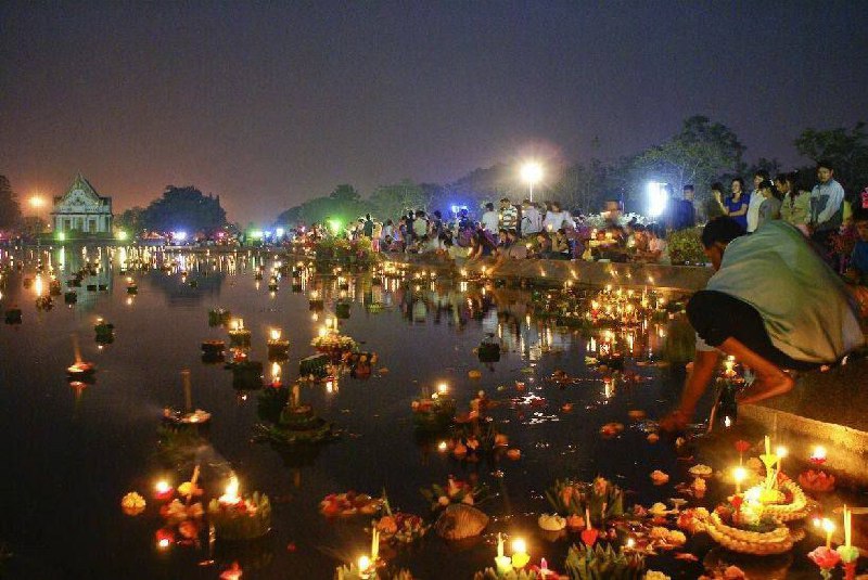 Фестивали Лой Кратонг и Йи Пэнг в Таиланде