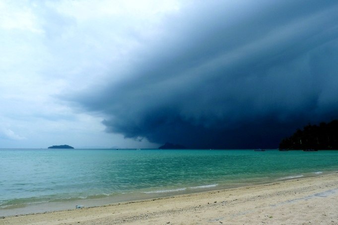 Шторм Калмаеги надвигается на Таиланд