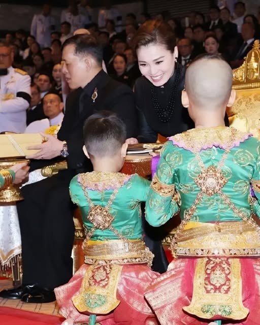 Королевский визит на премьеру кхона