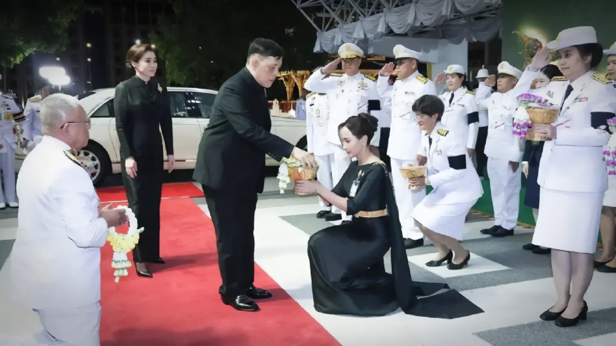 Королевский визит на премьеру кхона